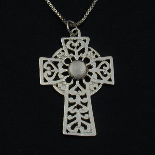 This lovely celtic cross holds an moonstone cabochon. 