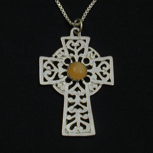 This lovely celtic cross holds an peach moonstone cabochon. 
